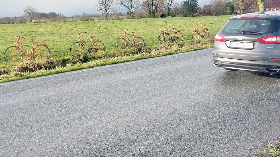 Orangene Fahrräder erinnern an den Wunsch der L 4-Anlieger nach einem Radweg. Foto: privat