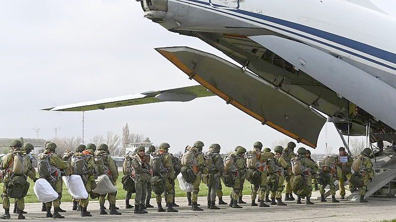 Russische Fallschirmjäger steigen in ein Flugzeug für Luftlandeübungen. Das Land hat Tausende Soldaten an der Grenze zur Ukraine zusammengezogen. Foto: Uncredited/AP/dpa