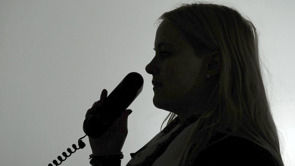 Unbekannte Anruferinnen haben einen Mann aus Hesel zu zwei Geldzahlungen getrieben. Foto: Strobel/DPA