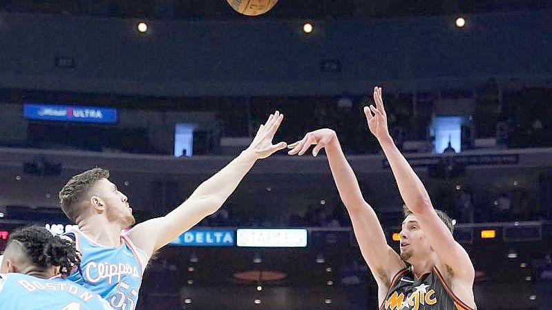 Orlando Magic-Forward Franz Wagner (22) wirft über Clippers-Center Isaiah Hartenstein (55). Foto: Marcio Jose Sanchez/AP/dpa