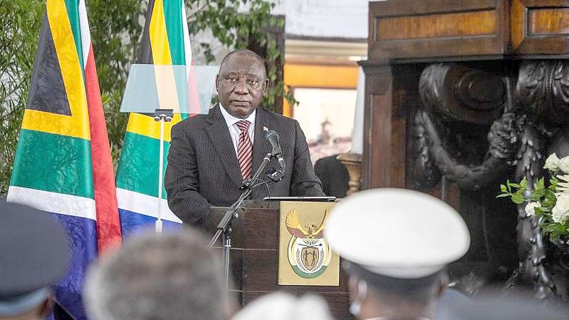 Der südafrikanische Präsident Cyril Ramaphosa bei der staatlichen Gedenkfeier für Südafrikas letzten Apartheid-Präsidenten Frederik Willem de Klerk in Kapstadt. Foto: Lyu Tianran/XinHua/dpa