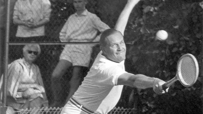 Gottfried von Cramm im Finalspiel beim Berliner Pfingstturnier (1960). Foto: UPI/dpa