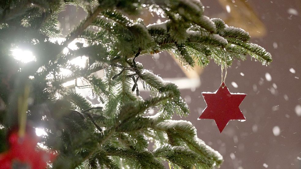 Gibt es eine weiße Weihnacht? Auch Bauernregeln beschäftigen sich mit den Chancen auf Schnee zum Fest. (Symbolbild) Foto: dpa/Frank Rumpenhorst