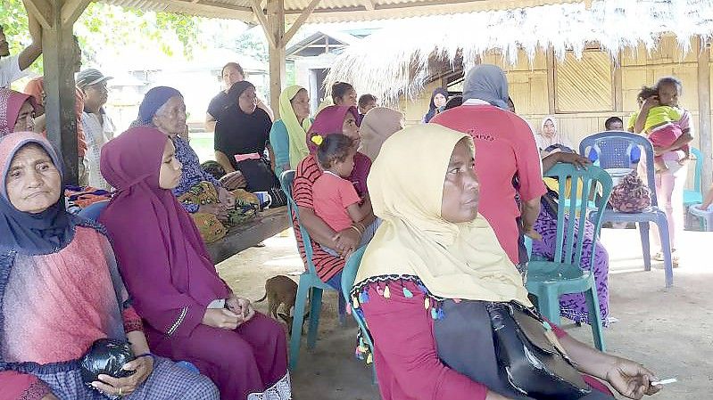 Menschen versammeln sich nach einem Seebeben der Stärke 7,4 in Indonesien in einem provisorischen Schutzraum. Foto: Str/AP/dpa