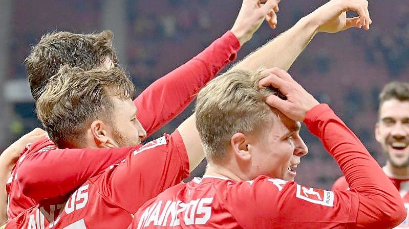 Das Klima beim Karnevalsclub stimmt wieder: Die Spieler vom FSV Mainz 05 feiern den 4:0-Sieg gegen Hertha BSC. Foto: Torsten Silz/dpa