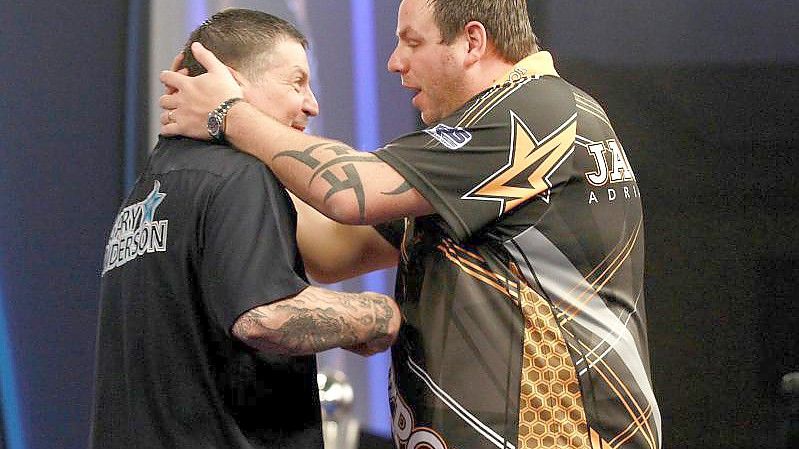 Gary Anderson (l) trifft bei der Darts-WM im „Ally Pally“ auf Adrian Lewis. Foto: Sean Dempsey/EPA/dpa/Archivbild