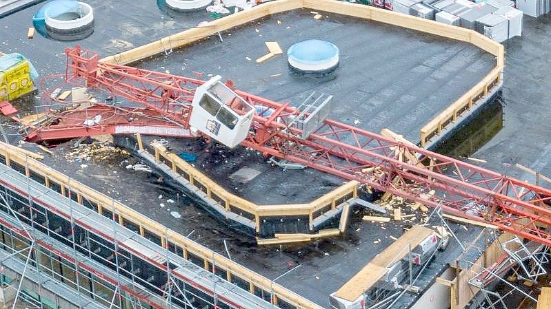 Ein großer Baukran ist in Neutrabling auf eine Schwimmbad-Baustelle gekippt. Foto: Armin Weigel/dpa