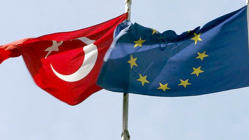 Die türkische und die europäische Flagge. Foto: Tolga Bozoglu/EPA/dpa