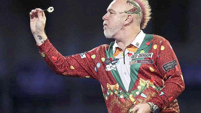 Darts-Star Peter Wright im Weihnachtsoutfit. Foto: Kieran Cleeves/PA Wire/dpa