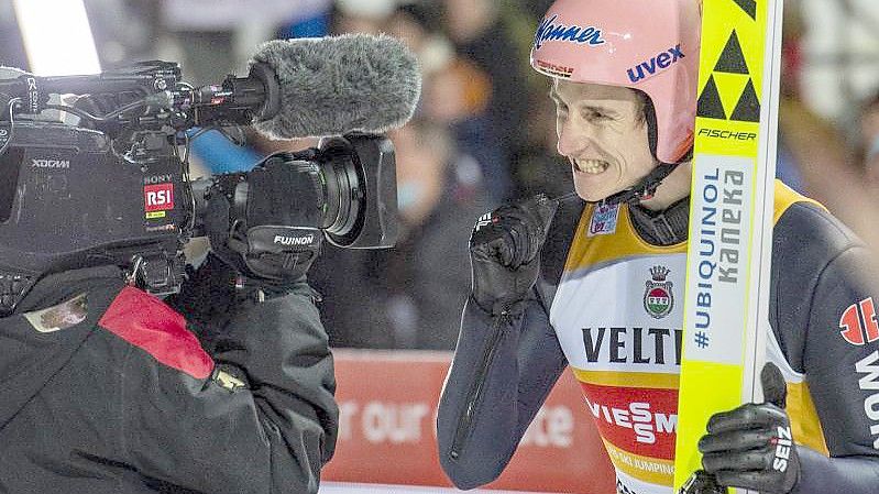 Skispringer Karl Geiger steht beim Weltcup in Engelberg im Mittelpunkt. Foto: Urs Flueeler/KEYSTONE/dpa