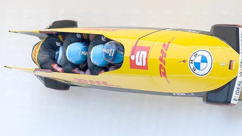 Kim Kalicki und Lisa Buckwitz rasen in ihrem Zweierbob durch den Eiskanal von Altenberg. Foto: Robert Michael/dpa-Zentralbild/dpa