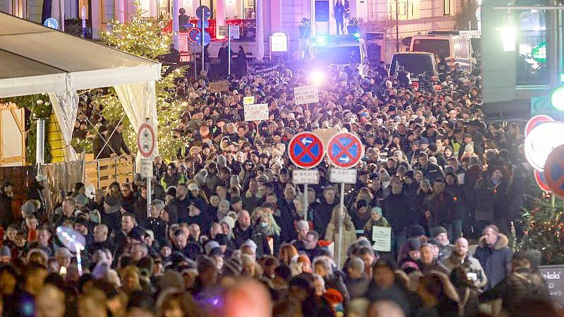 Demonstration in der Innenstadt von Schwerin gegen die Corona Maßnahmen. Foto: Ulrich Perrey/dpa