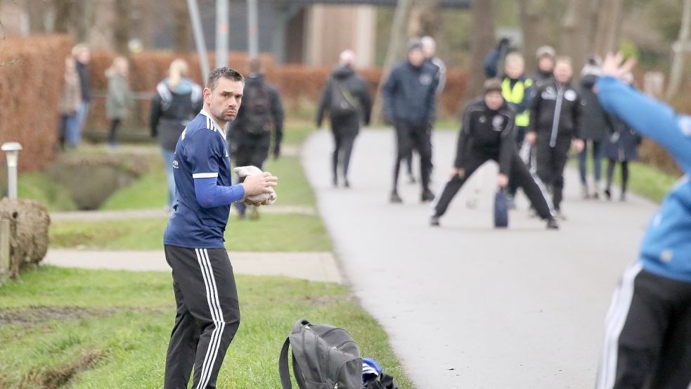 Rahes Mannschaftsführer Gert Mimke Köllmann beobachtet den Wurf des Gegners. Foto: Wilfried Gronewold