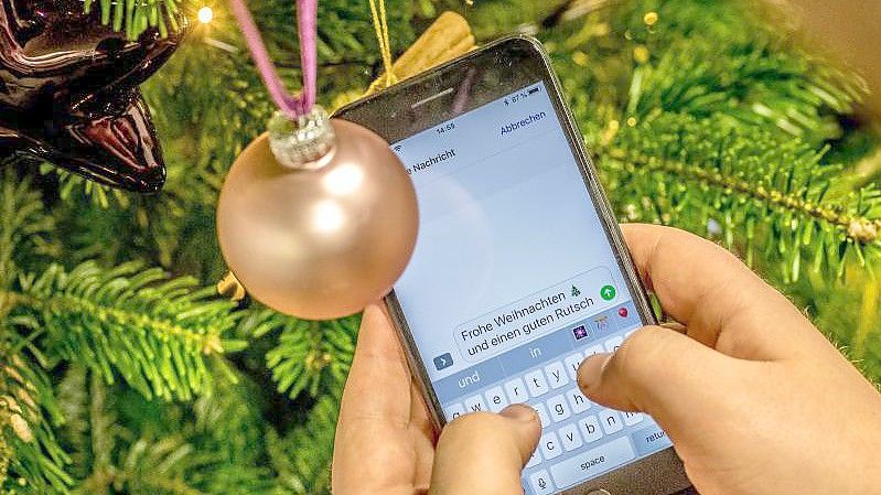 Einer Umfrage zufolge gilt in 26 Prozent aller Haushalte ein Smartphone-Verbot an Heiligabend. Foto: Michael Kappeler/dpa/Illustration
