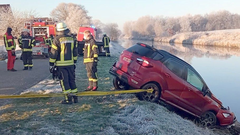 Die Feuerwehr barg das Auto aus dem Kanal. Foto: Romuald Banik