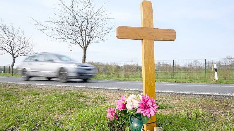 Einer Schätzung der Bundesanstalt für Straßenwesen zufolge wird es im laufenden Jahr etwa 2520 Getötete im Straßenverkehr geben. Foto: Julian Stratenschulte/dpa/Symbolbild