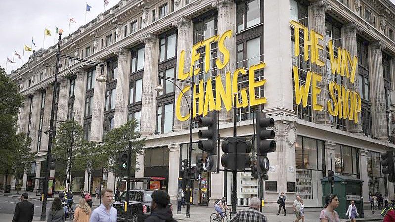 Ein Blick auf das Selfridges-Flaggschiff in der Londoner Oxford Street. Foto: Matt Dunham/AP/dpa