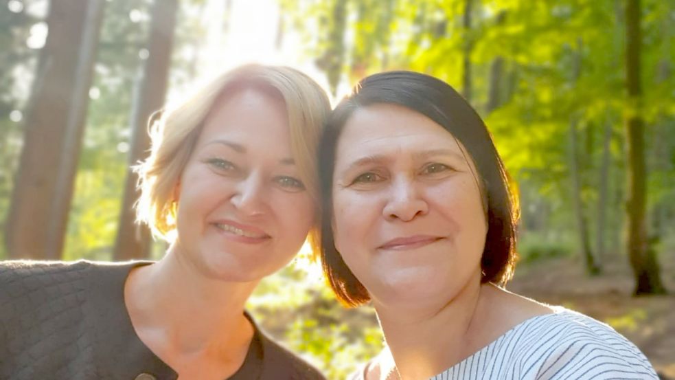 Die Freundinnen Melanie Peick (links) und Katharina Wollny (rechts) sammelten mit der Online-Auktion mehr als 38.000 Euro. Foto: privat/Melanie Peick