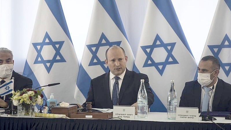 Israels Premierminister Naftali Bennett (M) kündigt eine verstärkte Besiedlung der Golanhöhen an. Foto: Nir Elias/Pool Reuters/AP/dpa