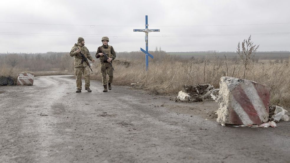 Auf Patrouille: Ukrainische Soldaten an der Trennlinie zu den von Russland unterstützten Rebellen in der Nähe des Dorfes Nevelske in der Ostukraine. Der seit sieben Jahren andauernde Konflikt hat das Dorf fast leergefegt. Eine russische Truppenaufstockung hat die Angst vor erneuten Kämpfen geschürt und die ohnehin schon nervösen Bewohner verunsichert. Foto: Andriy Dubchak/AP/dpa