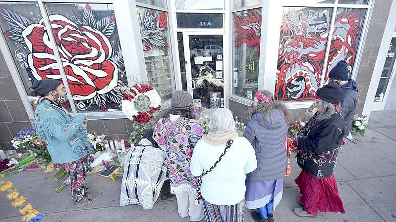 Trauernde haben vor einem Geschäft am South Broadway in Denver niedergelegt. Foto: David Zalubowski/AP/dpa