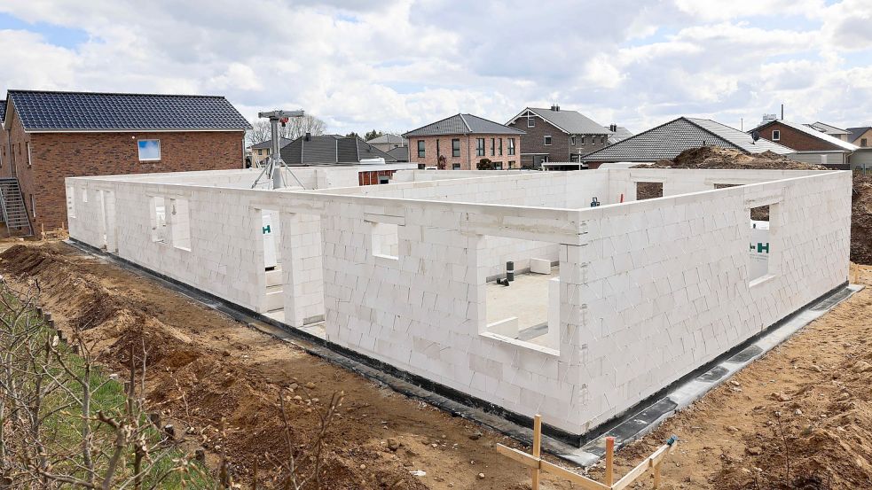 Wer ein eigenes Haus bauen oder renovieren will, braucht immer mehr Geld und viel Geduld – das wird in Zukunft wohl so bleiben. Foto: Christian Charisius/dpa