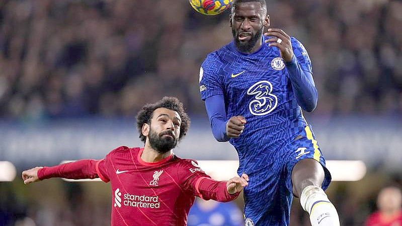 Antonio Rüdiger (r) vom FC Chelsea ist vor dem Liverpooler Mohamed Salah am Ball. Foto: Adam Davy/PA Wire/dpa