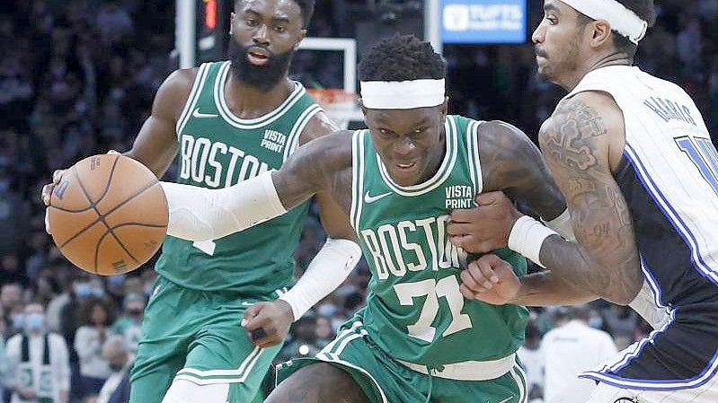 Celtics-Guard Dennis Schröder (71/M) in Aktin gegen Gary Harris (14/r) von Orlando Magic. Foto: Mary Schwalm/AP/dpa