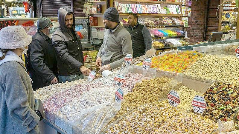 Kunden bei einem Händler in Istanbul. Foto: Tolga Ildun/ZUMA Press Wire/dpa