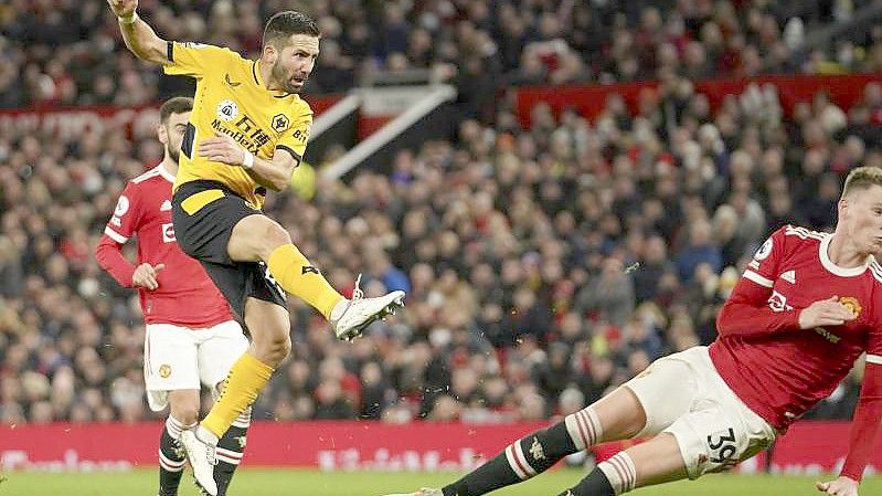 Joao Moutinho (l) schoss die Wolverhampton Wanderers in Old Trafford zum Sieg. Foto: Dave Thompson/AP/dpa