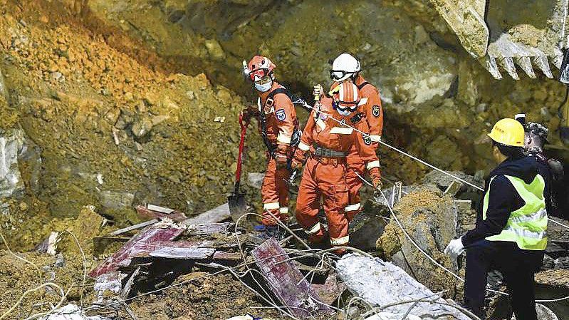 Rettungskräfte suchen den Ort eines Erdrutsches in Bijie in der südwestchinesischen Provinz Guizhou ab. Foto: Anonymous/Xinhua/AP/dpa