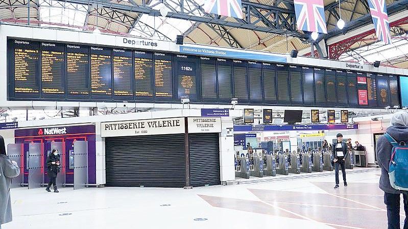 In London fallen bereits Züge aus, weil der Krankenstand durch Omikron so hoch ist. Foto: Ian West/PA Wire/dpa