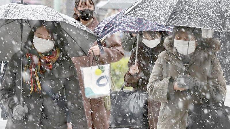 Starker Schneefall in Tokio. Foto: Koji Sasahara/AP/dpa