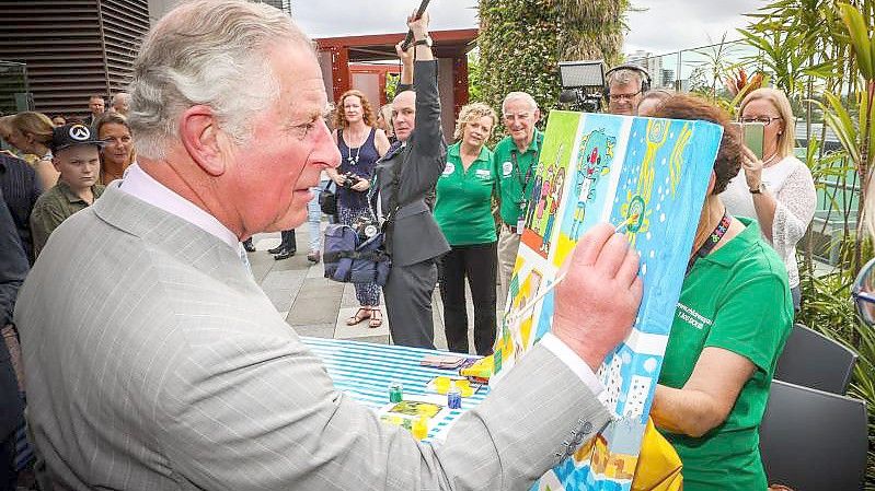 Der britische Thronfolger Prinz Charles fühlt sich durch das Malen von Aquarellen in eine „andere Dimension“ transportiert. Foto: Patrick Hamilton/AFP-Pool/AAP Image/dpa