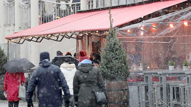 Insbesondere das Gastgewerbe reichte zum Start Anträge für die neue Überbrückungshilfe IV ein. Foto: Bernd Wüstneck/dpa-Zentralbild/dpa