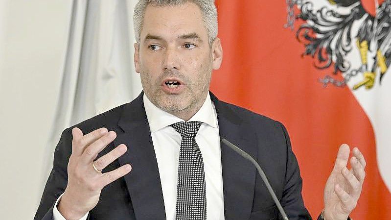 Karl Nehammer (ÖVP), Bundeskanzler von Österreich, hat sich mit dem Coronavirus infiziert. Foto: Hans Punz/APA/dpa