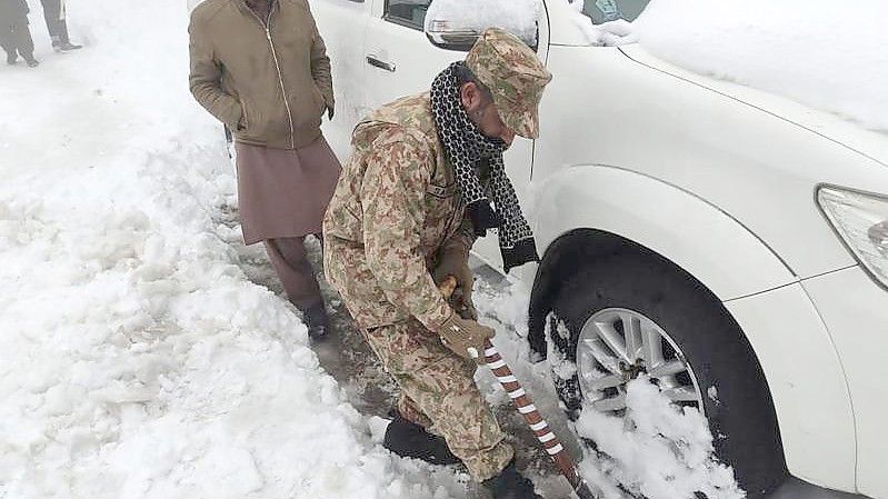 Nichts geht mehr, ein Soldat hilft: Nach einem heftigen Wintereinbruch im Norden Pakistans sind mindestens 21 Urlauber ums Leben gekommen. Foto: -/Inter Services Public Relations/AP/dpa