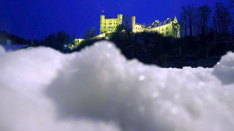 Das Schloss Hohenschwangau am frühen Sonntagmorgen hinter aufgehäuftem Schnee. Foto: Karl-Josef Hildenbrand/dpa