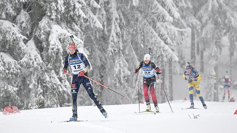 Beste Deutsche in der Verfolgung: Vanessa Voigt aus Deutschland (l). Foto: Hendrik Schmidt/dpa