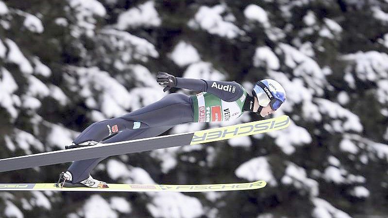 Vinzenz Geiger beim Springen in Aktion. Foto: Elvis Piazzi/AP/dpa