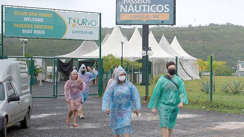 Touristen verlassen die Anlegestelle am Furnas-Stausee. Foto: Igor Do Vale/AP/dpa