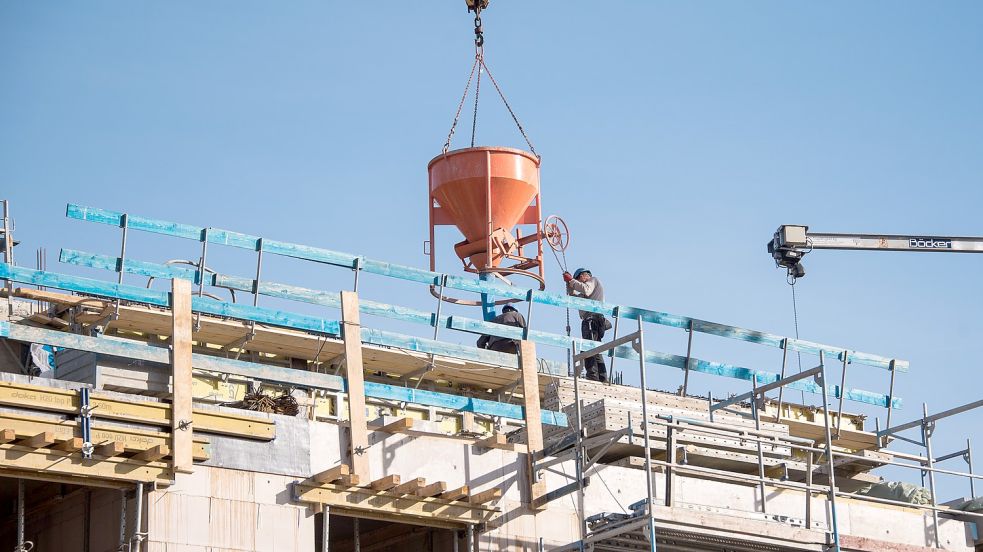 Bauen wird eine immer kostspieligere Angelegenheit. Insbesondere der Materialmangel treibt die Preise in die Höhe. Foto: Daniel Bockwoldt/dpa