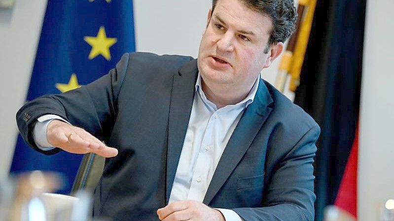 Bundesarbeitsminister Hubertus Heil: „Wir erleben in einzelnen Regionen und Branchen bereits, dass Arbeitskräfte und oft Fachkräfte fehlen.“. Foto: Britta Pedersen/dpa-Zentralbild/dpa