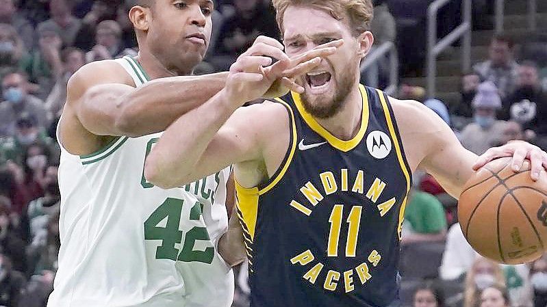 Pacers-Forward Domantas Sabonis (11) versucht an Bostons Center Al Horford (42) vorbeizuziehen. Foto: Charles Krupa/AP/dpa