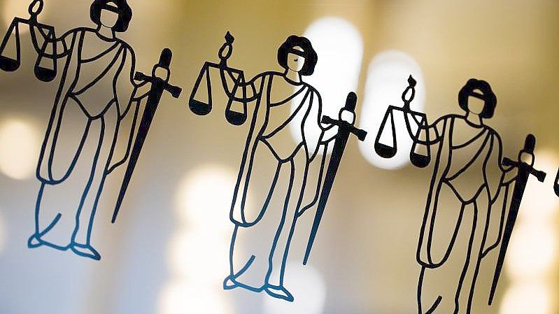 Die Justitia ist an einer Scheibe eines Gerichts zu sehen. Foto: Rolf Vennenbernd/dpa/Symbolbild