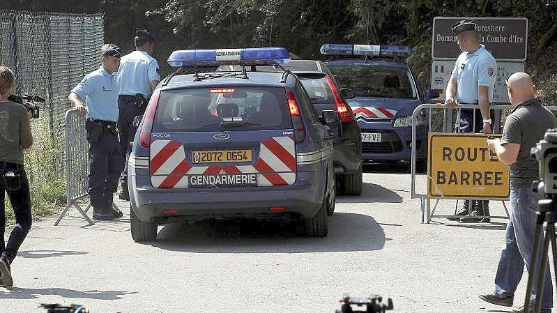 Die Polizei sperrt die Straße zum Tatort ab (2012). Foto: Norbert Falco/Le Dauphine/MAXPPP/dpa