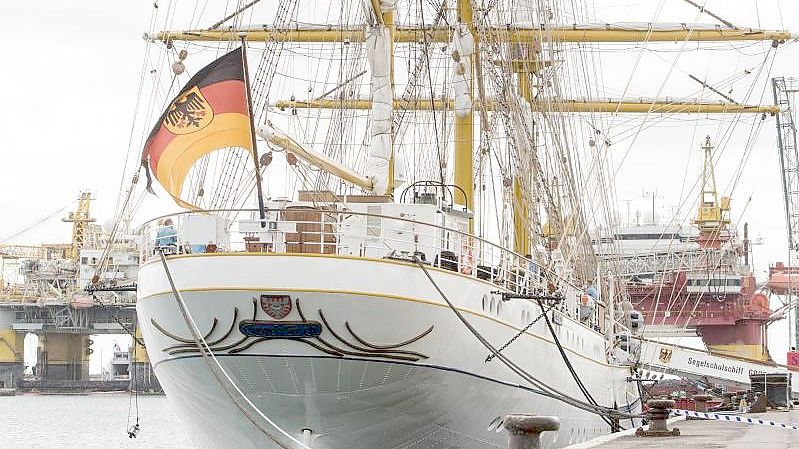 Das Segelschulschiff „Gorch Fock“ liegt im Hafen von Santa Cruz auf Teneriffa. Foto: Arturo Jimenez/dpa