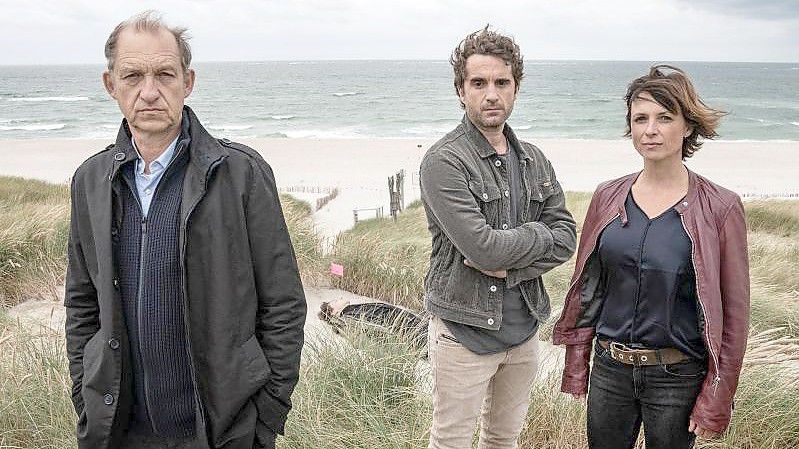 Sylt ist ihr Revier: Sievers (Peter Heinrich Brix, l), Hinnerk Feldmann (Oliver Wnuk) und Ina Behrendsen (Julia Brendler). Foto: Georges Pauly/ZDF/dpa