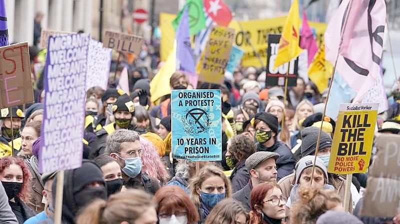 Menschen in London nehmen an einem „Kill the Bill“-Protest gegen das Polizei-, Verbrechens-, Strafverfolgungs- und Gerichtsgesetz teil. Foto: Dominic Lipinski/PA Wire/dpa