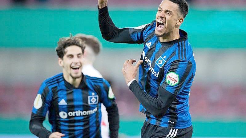 Robert Glatzel (r) feiert sein Tor zum 1:0 für den HSV gegen den 1. FC Köln. Foto: Rolf Vennenbernd/dpa